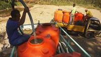 Kekeringan yang melanda sebagian besar wilayah tersebut memaksa warga menggunakan resapan air sungai yang ada untuk memenuhi kebutuhan konsumsi, MCK (mandi cuci kakus) maupun kebutuhan industri rumah tangga lainnya. Antara Foto/Destyan Sujarwoko.