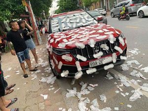 Duh! Mobil Mewah Ini Dipenuhi Pembalut, Lagi-lagi karena Parkir Liar