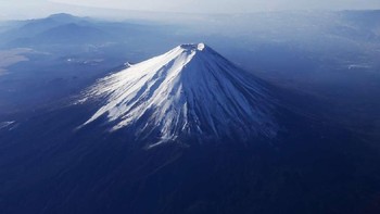 Pemandangan Gunung Fuji saat dipotret dari ketinggian. Gunung tertinggi di Jepang ini diketahui terakhir meletus pada Tahun 1707. Issei Kato/Reuters.