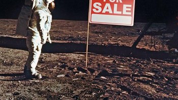 Tiga pemuda asal Yaman menggugat NASA dengan klaim badan antariksa nasional AS tersebut telah memasuki wilayah mereka tanpa izin. Ketiganya mengklaim ribuan tahun lalu nenek moyang mereka menaklukkan Mars yang menjadi hak mereka. Tentu saja gugatan ini tidak dipercaya dan kasusnya menguap begitu saja. Foto: via Brainberries