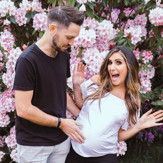 Setelah menyelesaikan kuliah, Noor melanjutkan kehidupan pestanya dengan bekerja di sebuah klub di Ibiza. Selama enam tahun, Noor pun bersenang-senang dengan profesinya hingga akhirnya hamil anak pertama.Foto: Instagram @mumprenoor