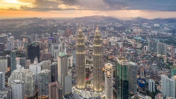 Pemandangan Menara Kembar Petronas di Kuala Lumpur, Malaysia. Bangunan ini pernah menjadi bangunan tertinggi di dunia lho, sejak tahun 1998 hingga 2004, sebelum kemudian dikalahkan oleh Burj Khalifa di Dubai dan Taipei 101 di Taiwan. Fakrul Jamil Photography/Getty Images.