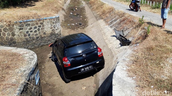 Mobil ini Masuk Parit di Boyolali, Siapa Pemiliknya?