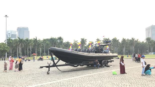 Speedboat Polri jadi perhatian warga yang ingin berfoto.