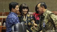 Ketua Himbara Maryono menyalami anggota Komisi XI DPR usai rapat terkait pencalonan Destry Damayanti sebagai Deputi Gubernur Senior Bank Indonesia.