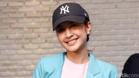 Meski sibuk syuting, Mikha Tamabayong tetap menyelesaikan kuliahnya dan berhasil mendapatkan S2 di Harvard University. Pool/Noel/detikFoto.