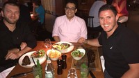 Selain seorang sejarawan, Aji adalah antropolog dan Professor of Middle Eastern & Islamic Studies di New York University. Lihat momen seru Aji reunian di Melbourne sambil makan steak bersama teman-temannya. Foto: Instagram ifalatas