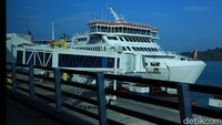  Kapal ferry yang akan mengantarkan penumpang menuju Dermaga Bakauheni di Lampung. Terparkir rapi menunggu penumpang naik (Randy/detikcom)  