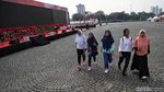 Mengintip Persiapan Panggung HUT Bhayangkara di Monas