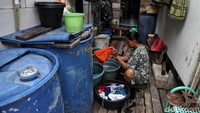 Ribuan warga setempat menggantungkan air hujan untuk memenuhi kebutuhan mandi dan cuci pakaian serta perkakas dapur.