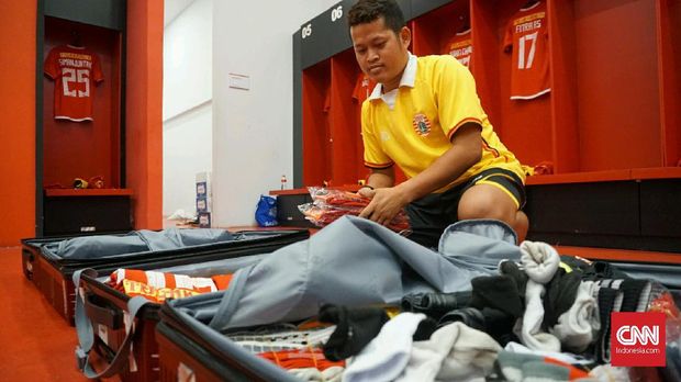 Andika menyiapkan seragam para pemain Persija Jakarta.
