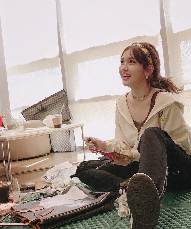 So Mi yang merilis single perdananya Birthday pada Juni 2019 kemarin terlihat menggunakan kartu ucapan sebagai palet untuk melukis unicorn di atas tas Louis Vuitton miliknya. Foto: Instagram @somsomi0309