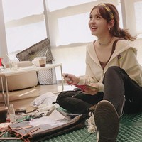 So Mi yang merilis single perdananya Birthday pada Juni 2019 kemarin terlihat menggunakan kartu ucapan sebagai palet untuk melukis unicorn di atas tas Louis Vuitton miliknya. Foto: Instagram @somsomi0309