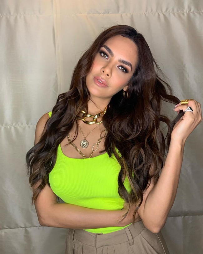 Terlepas dari kontroversinya, pemilik akun Instagram @egupta yang telah mempunyai 4,1 juta pengikut ini mengawali kariernya sebagai model. Ia pun menjadi populer lewat berbagai film Bollywood yang dibintanginya, diantaranya Rustom, dan One Day:Justice Delivered. Foto: Instagram @egupta