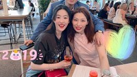 Meski punya jadwal yang cukup sibuk, tapi Liu masih sering menghabiskan waktu bersama dengan teman-temannya. Salah satunya berkumpul bersama sambil nongkrong seru di restoran. Foto: Instagram @liuyifeibar