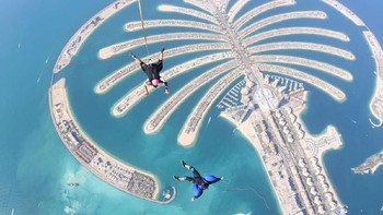 Pemandangan Palm Jumeirah di Dubai, Uni Emirat Arab. Pulau buatan ini dibangun pada tahun 2011 dan selain ditujukan untuk menarik minat wisatawan dengan dibangun beragam hotel mewah berbintang, Palm Jumeirah juga menjadi tempat tinggal bagi kaum jetset di Dubai. Skydive Dubai/Getty Images.