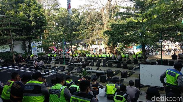 Kawal Sidang Vonis, Pendukung Habib Bahar Padati Lokasi Persidangan