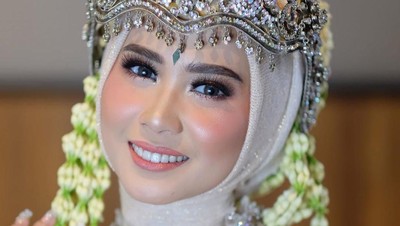 Jadi Pengantin Sunda, Kakak Iqbaal Ramadhan Cantik Berhijab dengan Siger