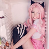 Sebelum menjual kondom, Belle pun pernah menjual barang lainnya yang tak kalah masuk akal. Di 2018, Belle menjual air bekas mandinya. Foto: Dok. Instagram/belle.delphine