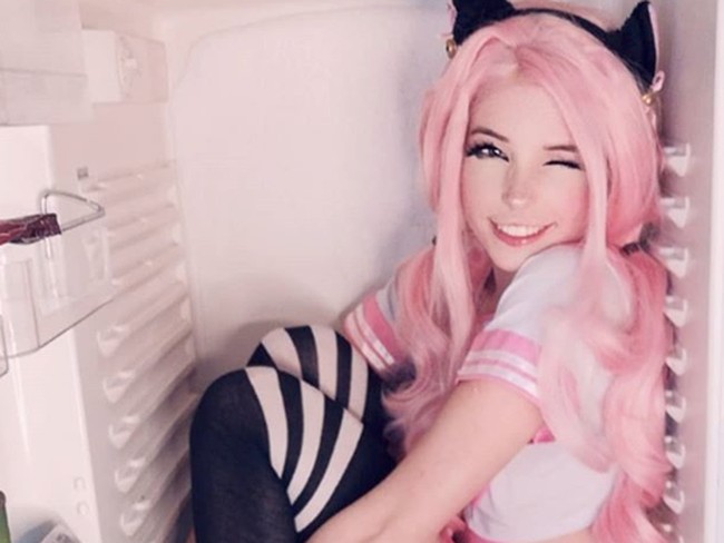 Sebelum menjual kondom, Belle pun pernah menjual barang lainnya yang tak kalah masuk akal. Di 2018, Belle menjual air bekas mandinya. Foto: Dok. Instagram/belle.delphine