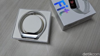 Varian yang bertandang ke redaksi detikINET berwarna putih, selain itu Samsung punya varian hitam. Foto: Adi Fida Rahman/detikINET