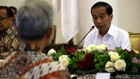 Pemerintah pusat, kata Jokowi, ingin memberikan bantuan yang diperlukan agar percepatan pertumbuhan ekonomi di Provinsi Jawa Tengah benar-benar terjadi.