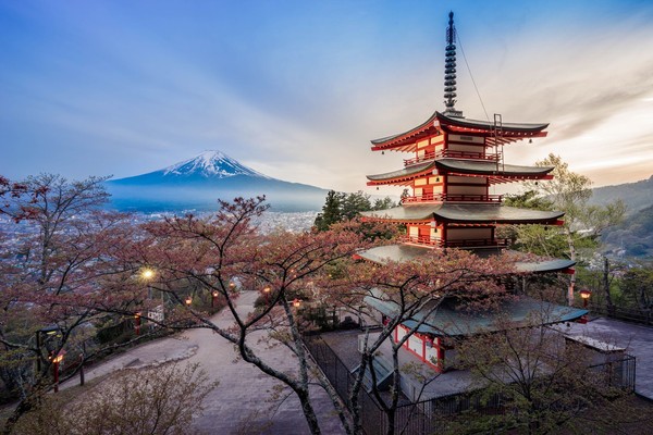 Gunung Fuji bukan hanya gunung yang tertinggi di Jepang, tetapi juga yang paling ikonik. Belum ke Jepang kalau belum ke Gunung Fuji. (iStock) Gunung Fuji bukan hanya gunung yang tertinggi di Jepang, tetapi juga yang paling ikonik. Belum ke Jepang kalau belum ke Gunung Fuji. (iStock)