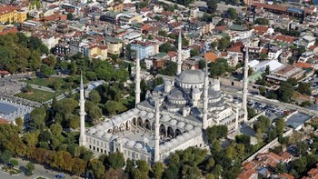 Potret Masjid Sultan Ahmed di Istanbul, Turki, yang dipotret dari udara. Masjid ini punya julukan sebagai Masjid Biru. Tamergunal/Getty Images.