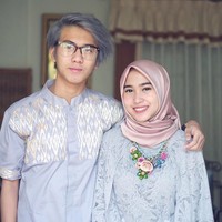 Iqbaal juga pernah tampil dengan gaya rambut keabu-abuan seperti ini. Foto: Instagram @obbyys