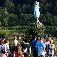 Adalah Brad Downey, seniman Amerika Serikat yang berbasis di Berlin, Jerman, yang menggagas ide pembuatan patung ini. Ia lalu menggandeng pemahat lokal bernama Ales Maxi Zupevc untuk mewujudkan idenya. (Foto: REUTERS/Borut Zivulovic)