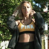 Aksi Roz menjadi bintang iklan Victorias Secret diunggah di akun Instagramnya. Wanita 27 tahun kelahiran Riyadh itu tampak bergaya memakai pakaian olahraga berwarna oranye dan hitam yang datang dari label PINK, lini busana khusus wanita muda dari Victorias Secret. Foto: instagram @model_roz