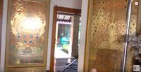 Pajangan gunungan wayang dari emas.
