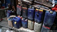 Jejeran jeriken yang digunakan untuk menampung air bersih di depan salah satu rumah warga.