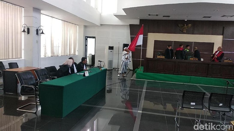 Divonis 3 Tahun Bui, Habib Bahar Cium Bendera Merah-Putih Divonis 3 Tahun Bui, Habib Bahar Cium Bendera Merah-Putih