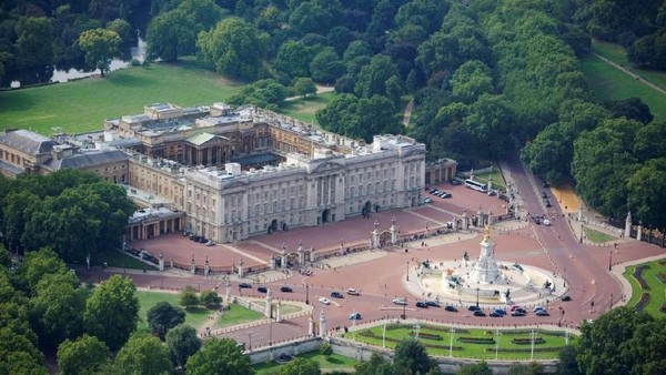 Tempat tinggal Ratu Elizabeth, yaitu Istana Buckingham juga tidak boleh diterbangi pesawat. Kebijakan itu diambil guna menjaga keamanan sang ratu dan anggota keluarga kerajaan Inggris lainnya. Selain Istana Buckingham, zona larangan terbang di Inggris juga berlaku untuk 10 Downing Street, kantor Perdana Menteri Inggris, Gedung Parlemen Inggris, serta Kediaman Dinas Perdana Menteri Inggris. Foto: English Heritage/Getty Images Istana Buckingham, Inggris Tempat tinggal Ratu Elizabeth, yaitu Istana Buckingham juga tidak boleh diterbangi pesawat. Kebijakan itu diambil guna menjaga keamanan sang ratu dan anggota keluarga kerajaan Inggris lainnya. Selain Istana Buckingham, zona larangan terbang di Inggris juga berlaku untuk 10 Downing Street, kantor Perdana Menteri Inggris, Gedung Parlemen Inggris, serta Kediaman Dinas Perdana Menteri Inggris. Foto: English Heritage/Getty Images Istana Buckingham, Inggris