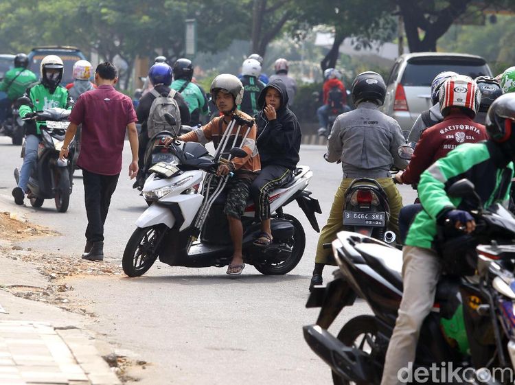 Jangan Ditiru! Aksi Pemotor Lawan Arus Demi Persingkat Waktu