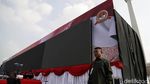 Mengintip Persiapan Panggung HUT Bhayangkara di Monas