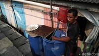 Sebagian besar warga memasang pipa untuk mengalirkan air dari talang menuju penampungan.