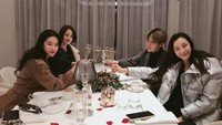 Serunya acara makan malam Liu ditemani dengan teman-temannya. Lengkap dengan segelas champagne, dan secangkir kopi hangat. Foto: Instagram @liuyifeibar