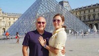 Pose romantis bersama suaminya di depan Museum Louvre, Prancis. (maiaestiantyreal/Instagram)