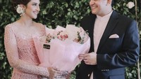 Pertunangan Aji dan Tsamara menarik perhatian karena seserahan unik. Aji diketahui memberi Tsamara buku risalah sidang BPUPKI. Foto: Instagram ifalatas