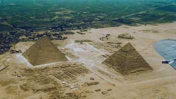 Penampakan Piramida Agung Giza yang dipotret dari udara. Piramida ini dibangun sebagai makam untuk firaun dinasti keempat Mesir, Khufu. Pembangunan piramida ini memakan waktu hingga lebih dari 20 tahun dan disebut sebagai salah satu keajaiban dunia yang pernah ada. Archive Photos/ Getty Images.