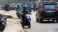 Sejumlah pengendara motor nekat melawan arus saat melintas di Jalan Margonda Raya, Depok, Jawa Barat, Selasa (9/7/2019).