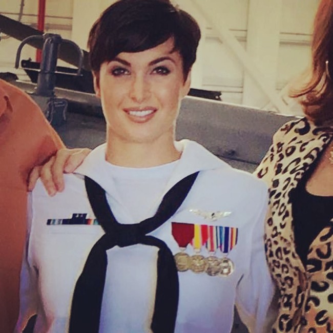 Zahra yang tinggal di Miami, Florida, punya latar belakang militer. Ia sempat bersentuhan dengan dunia militer sebagai teknisi mesin pesawat jet. Foto: Instagram/@zahraelise