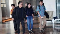 Usman beranjak meninggalkan Polda Metro Jaya.