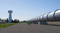 Dijelaskan konsultan Mott MacDonald, Chris Dulake konsep transportasi vakum telah ada beberapa waktu sebelum itu. Ini fasilitas uji coba Hyperloop di Toulouse, Prancis (Hyperloop Transportation Technologies/CNN)