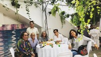 Aji merupakan seorang profesor yang menamatkan studi S3 sejarah dan antropologi di University of Michigan, Amerika Serikat. Ini momen ketika Aji gelar jamuan makan kala Lebaran di rumahnya. Foto: Instagram ifalatas