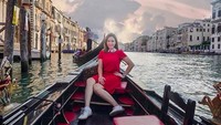 Menikmati kenidahan kanal Venisia, Italia. (maiaestiantyreal/Instagram)
