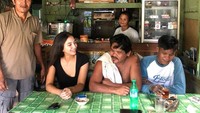 Berkunjung ke Sumatera Utara, wanita berusia 27 tahun itu mampir ke sebuah kedai. Kira-kira apa yang ia pesan kala itu, ya? Foto: Instagram manodelia