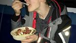 Yuk Intip Pose Menggemaskan Noah Scnapp Saat Makan Ini